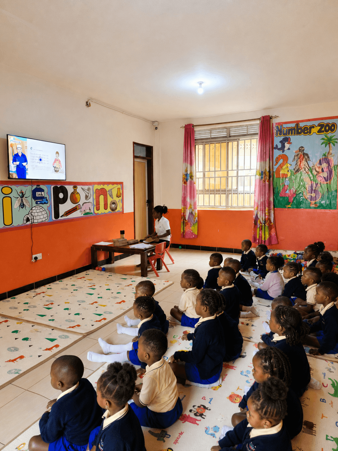 Anonymized children in the ARCAF media room during a guided learning session